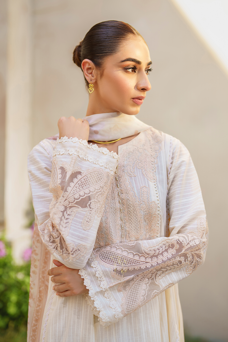 Iznik Festive Luxury Lawn Collection 24 (03)