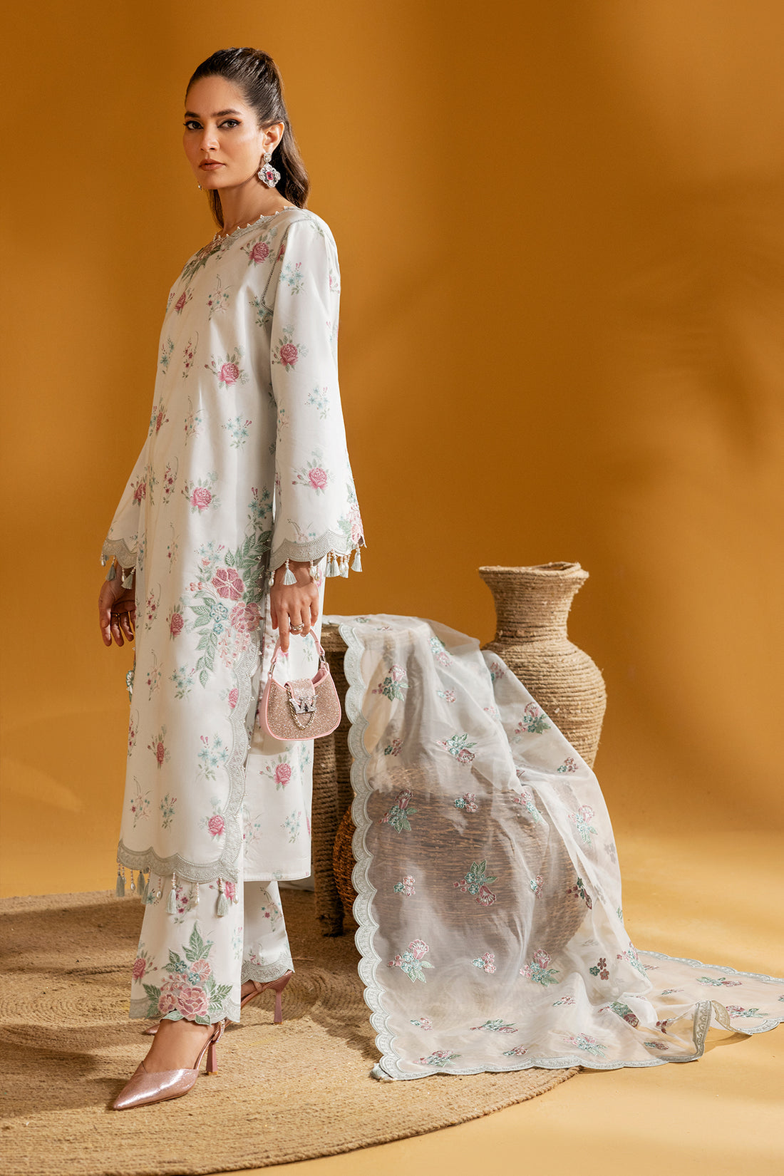 Alizeh Maahi Embroidered Lawn Collection '24 (01)