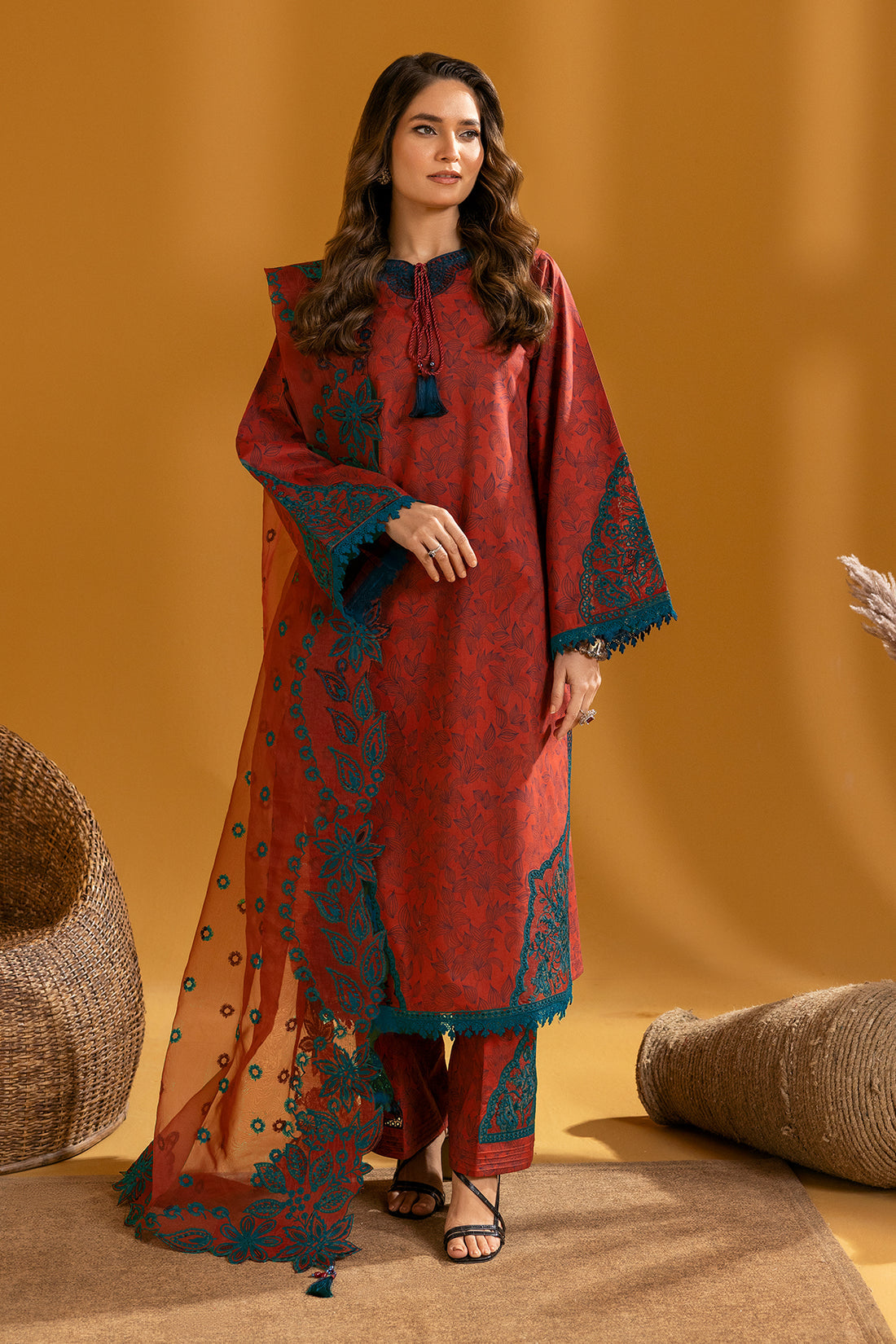 Alizeh Maahi Embroidered Lawn Collection '24 (08)